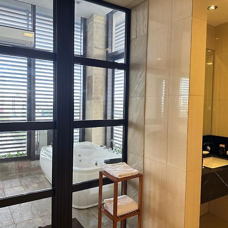 קואזון סיטי Luxent Hotel מראה חיצוני תמונה