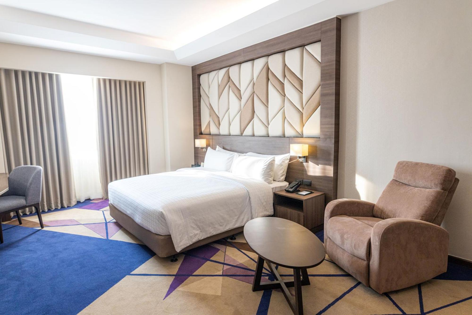 קואזון סיטי Luxent Hotel מראה חיצוני תמונה