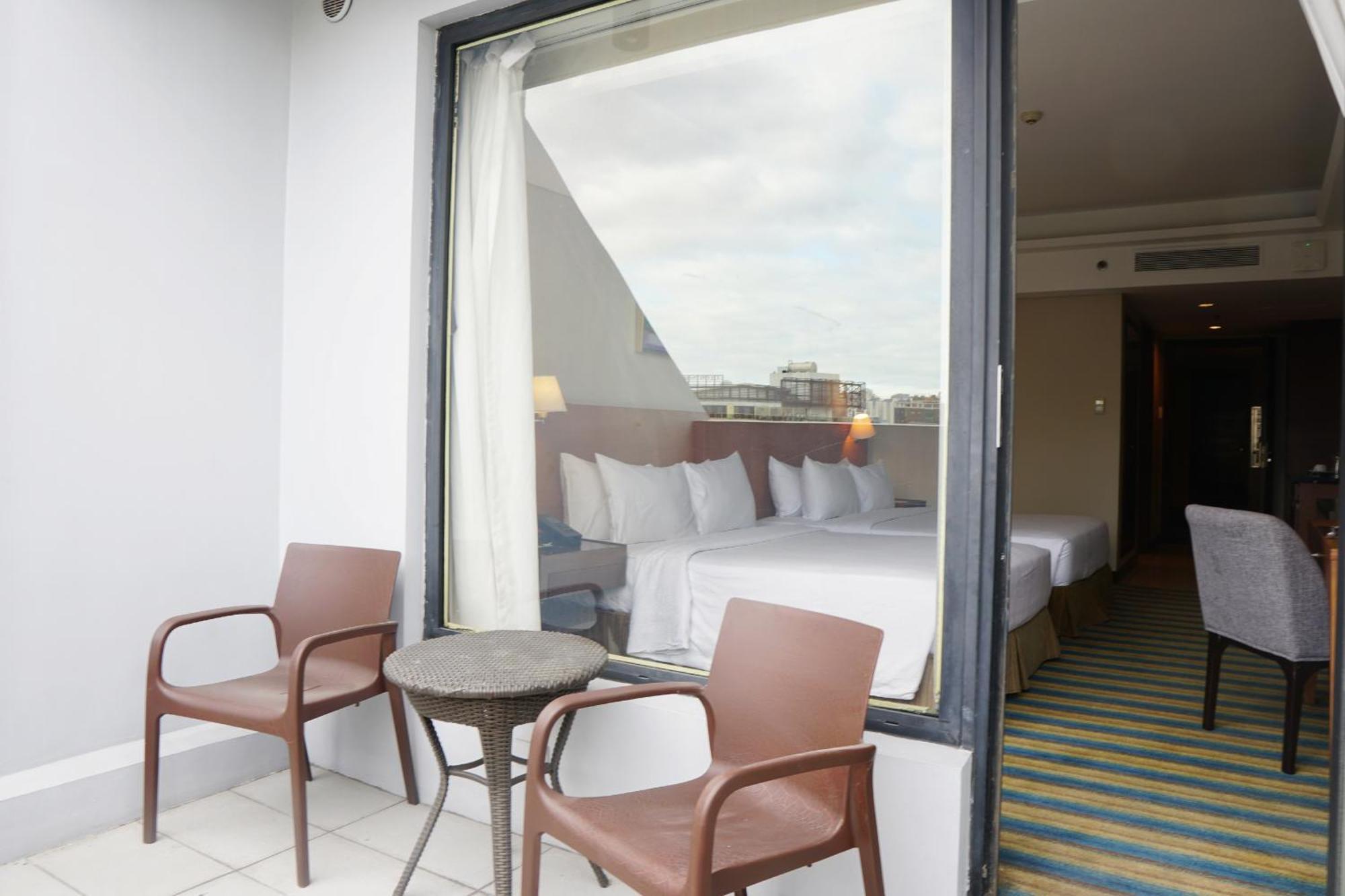 קואזון סיטי Luxent Hotel מראה חיצוני תמונה