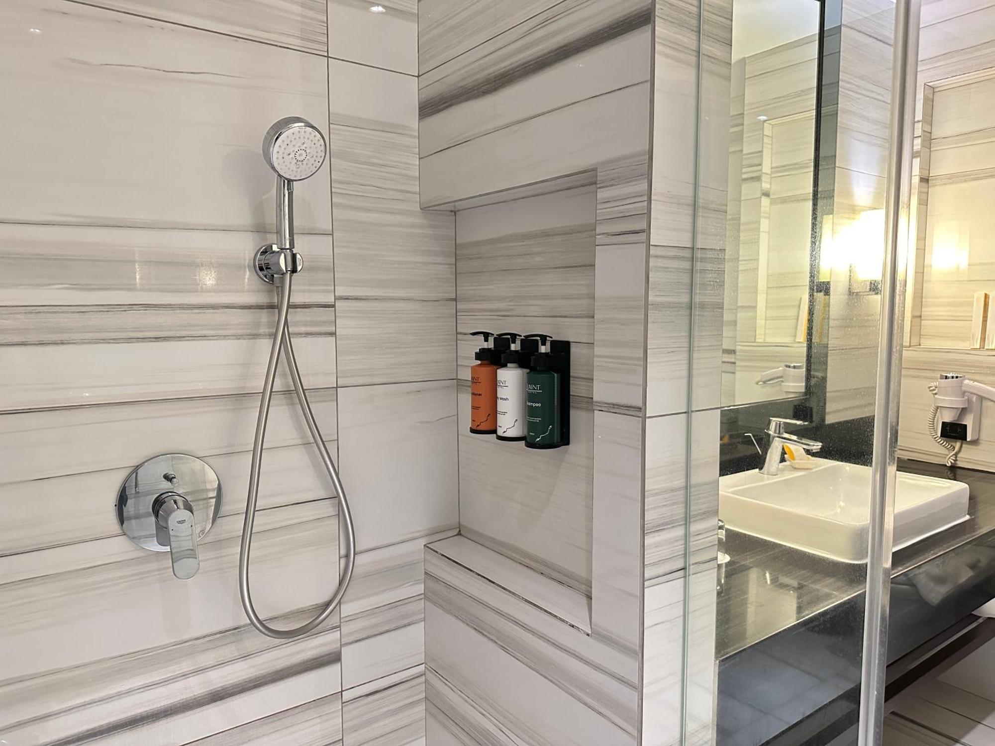 קואזון סיטי Luxent Hotel מראה חיצוני תמונה