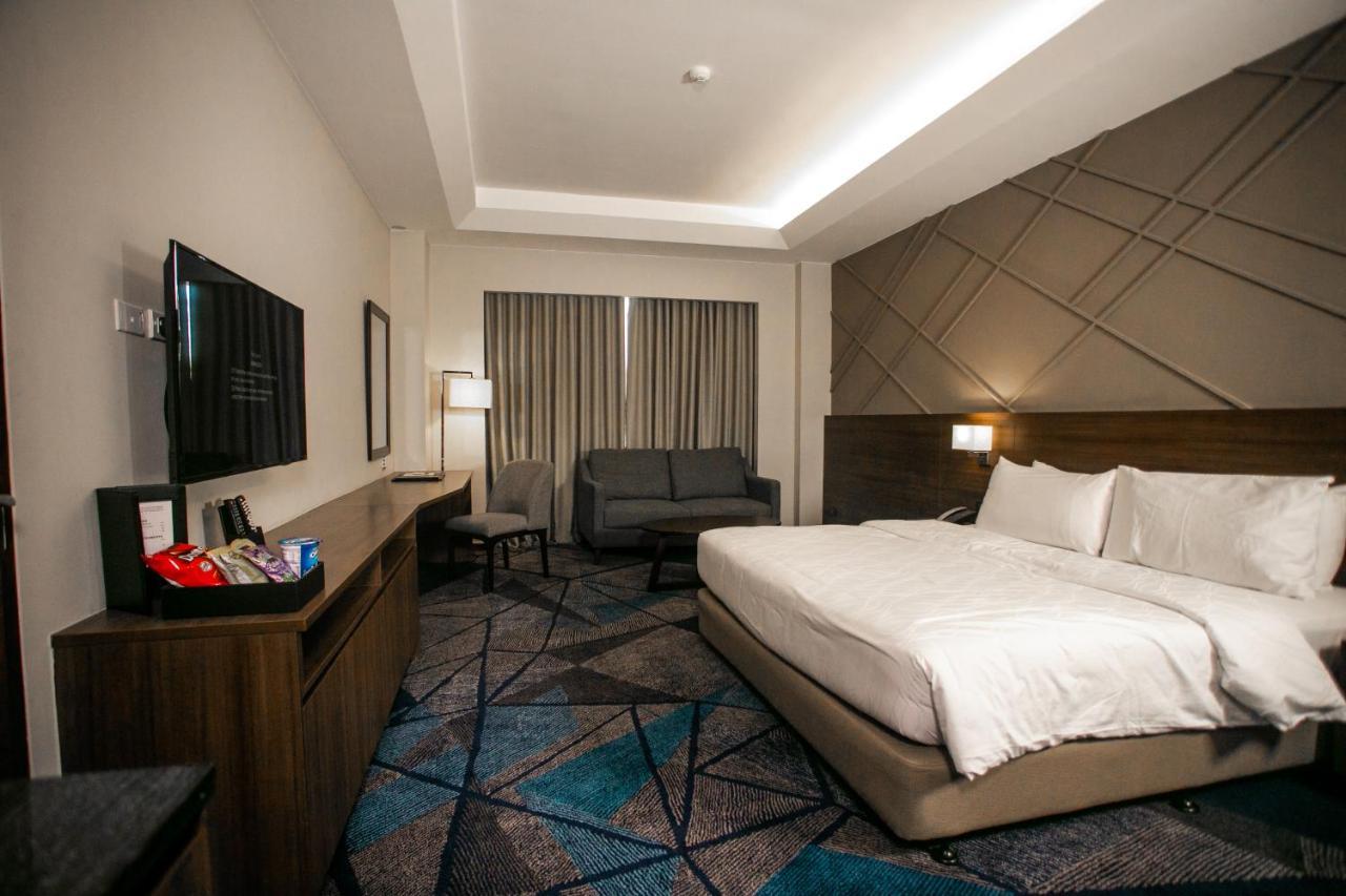 קואזון סיטי Luxent Hotel מראה חיצוני תמונה