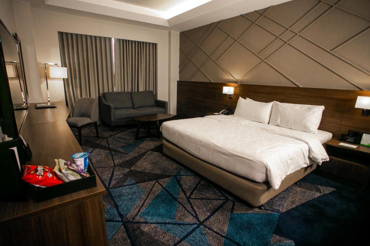 קואזון סיטי Luxent Hotel מראה חיצוני תמונה