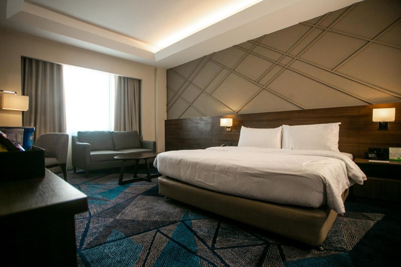 קואזון סיטי Luxent Hotel מראה חיצוני תמונה